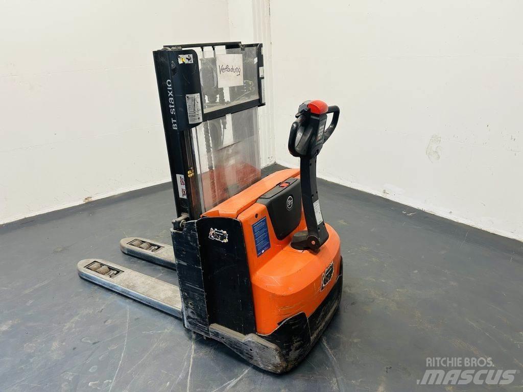BT SWE200D Pedestrian stacker