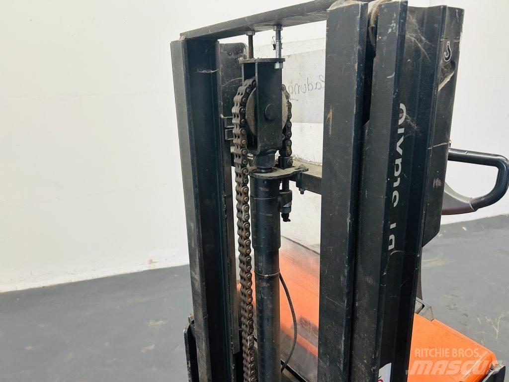 BT SWE200D Pedestrian stacker