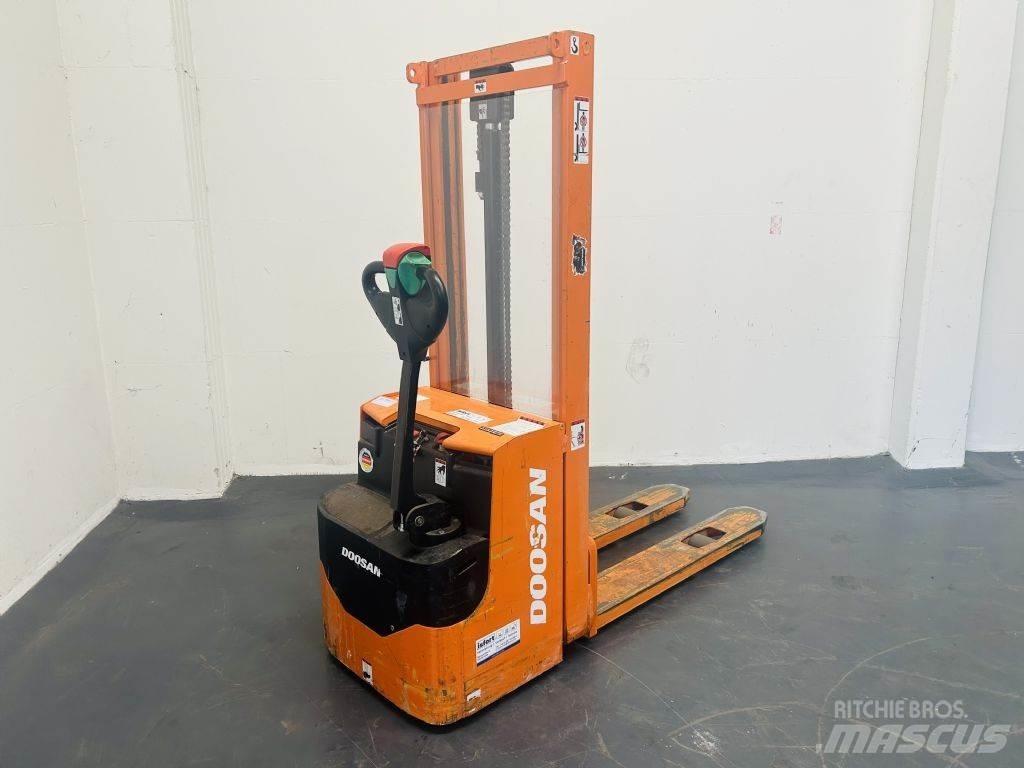 Doosan LEDS12.5C Pedestrian stacker