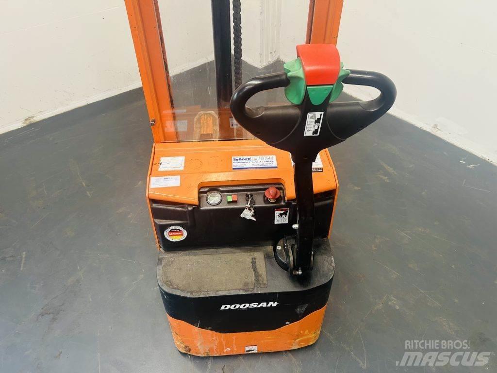 Doosan LEDS12.5C Pedestrian stacker