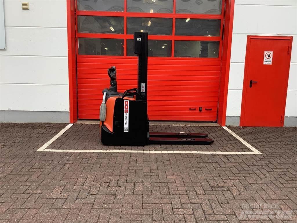 Toyota SPE120 Pedestrian stacker