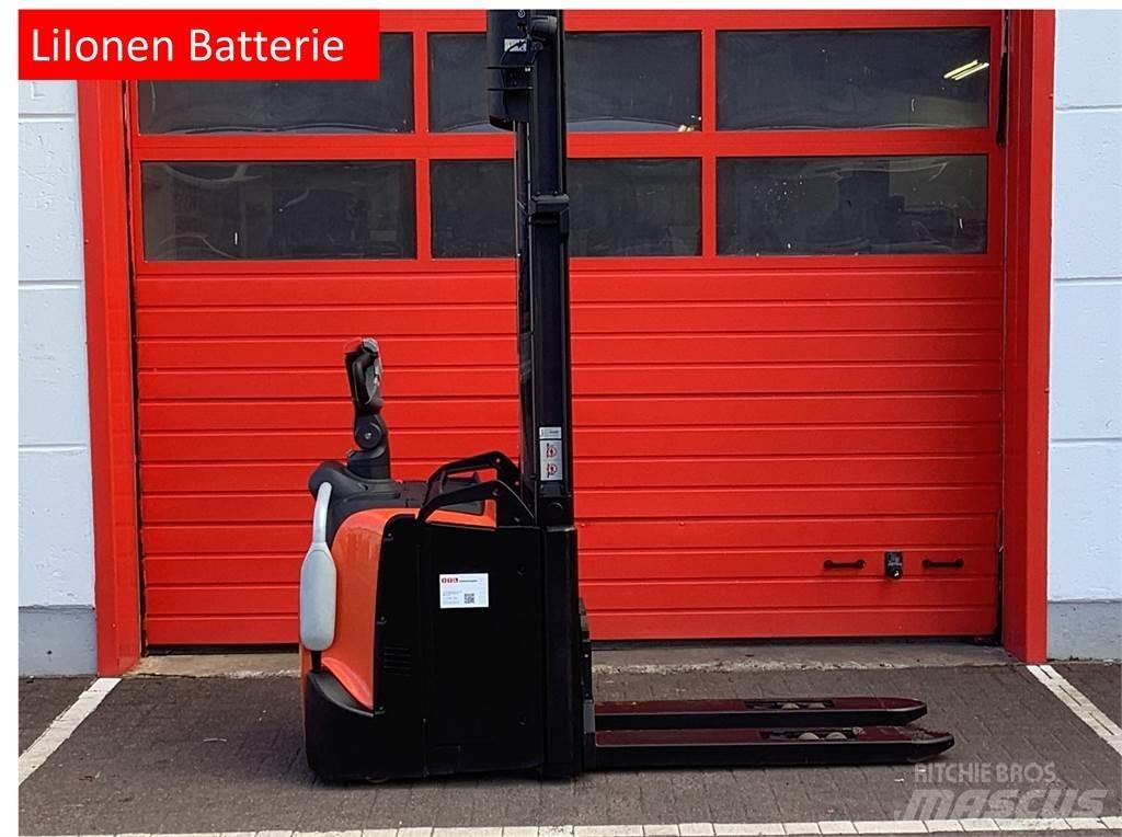Toyota SPE120L Pedestrian stacker