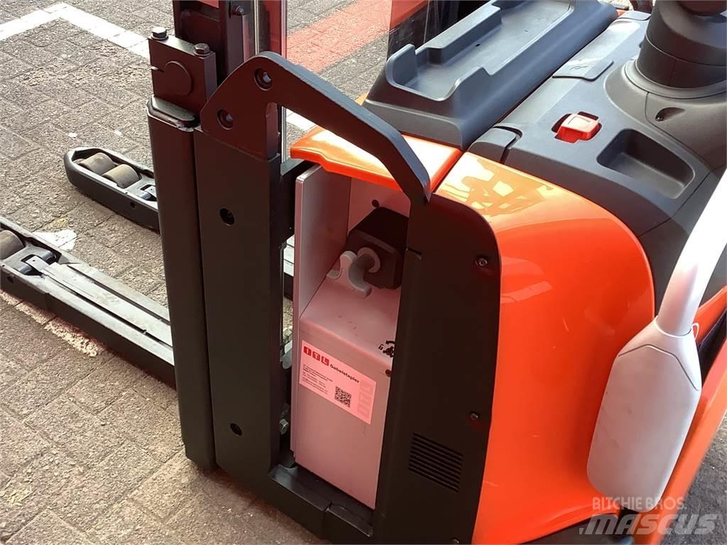 Toyota SPE120L Pedestrian stacker