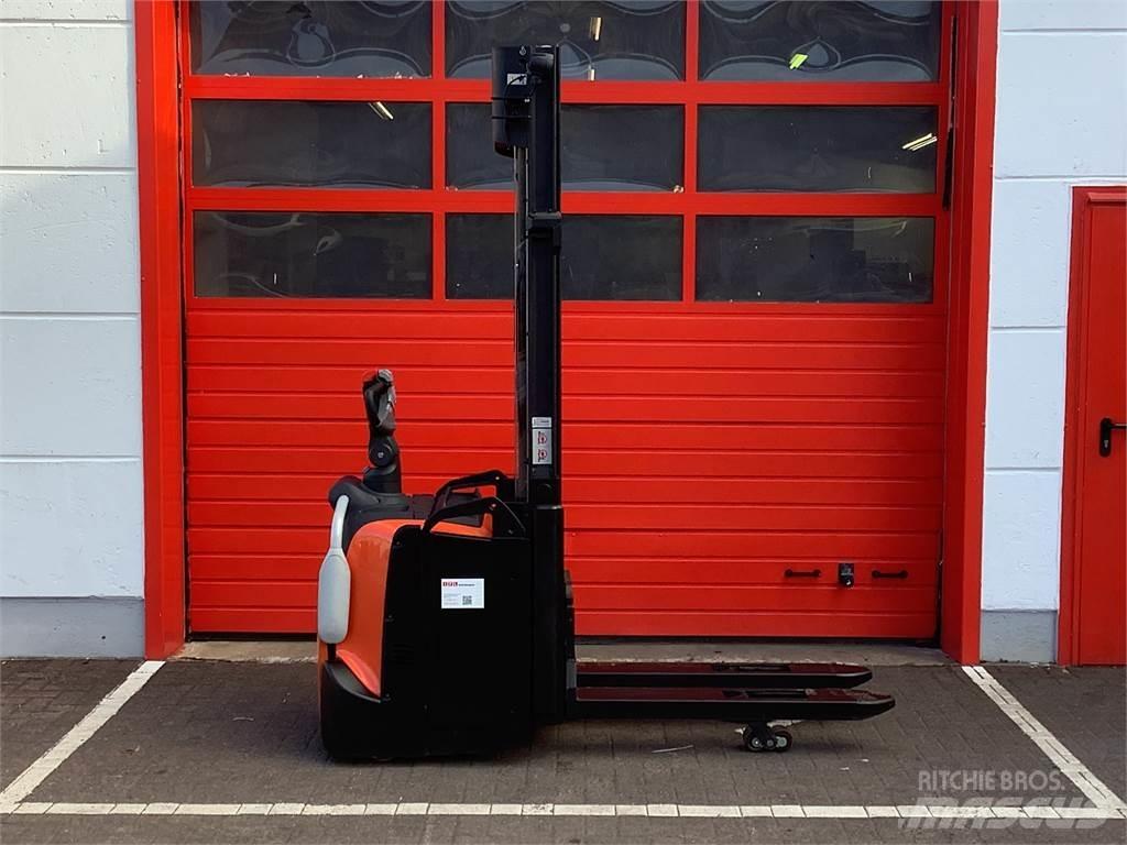 Toyota SPE120L Pedestrian stacker