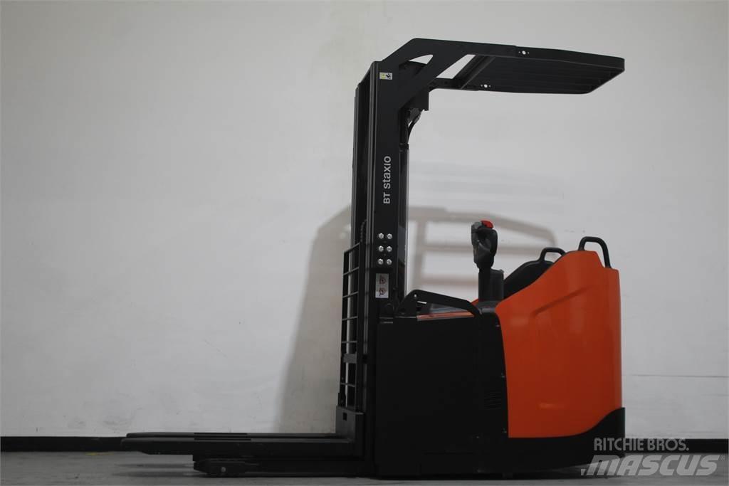 Toyota SPE140 Pedestrian stacker