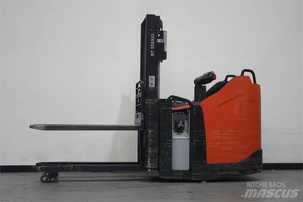 Toyota SPE200D Pedestrian stacker