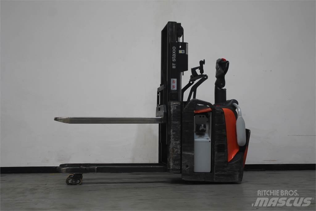 Toyota SPE200D Pedestrian stacker