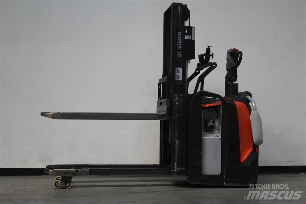 Toyota SPE200D Pedestrian stacker