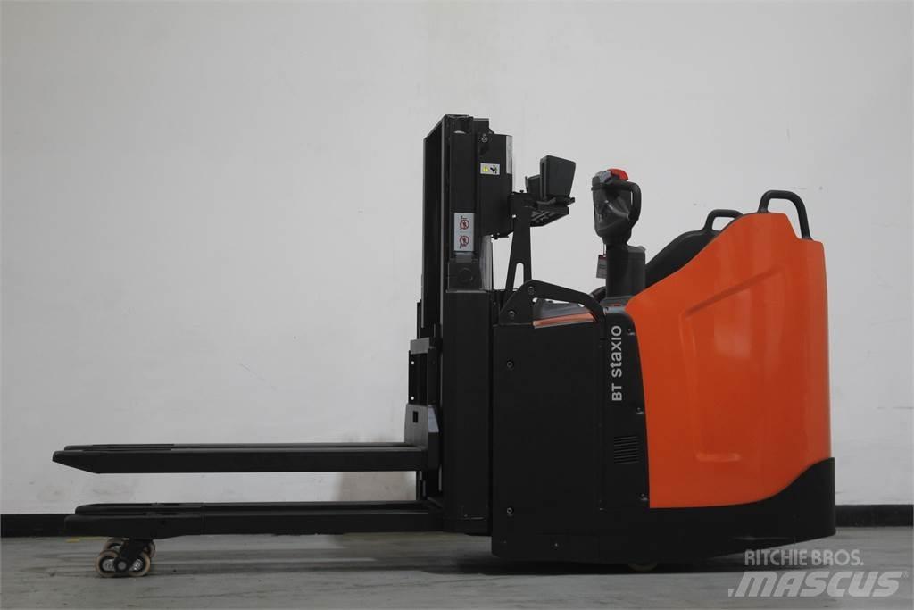 Toyota SPE200D Pedestrian stacker