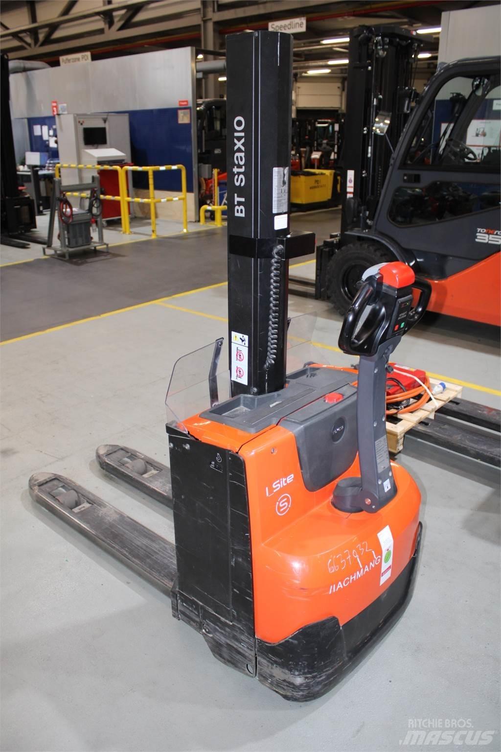 Toyota SWE080L Pedestrian stacker
