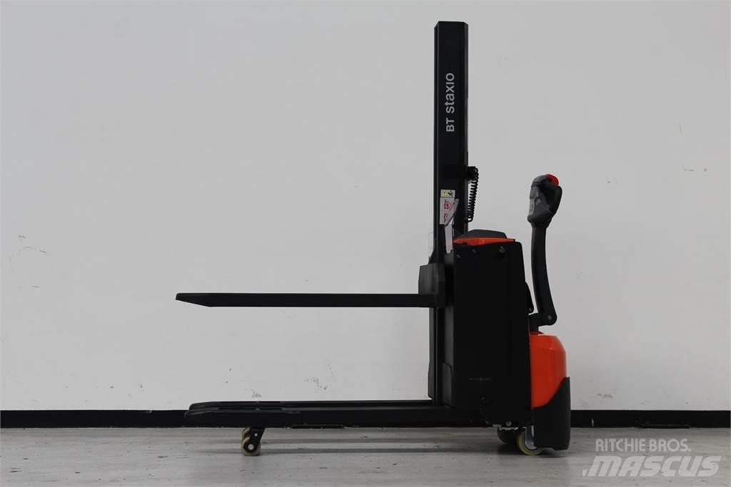 Toyota SWE080L Pedestrian stacker