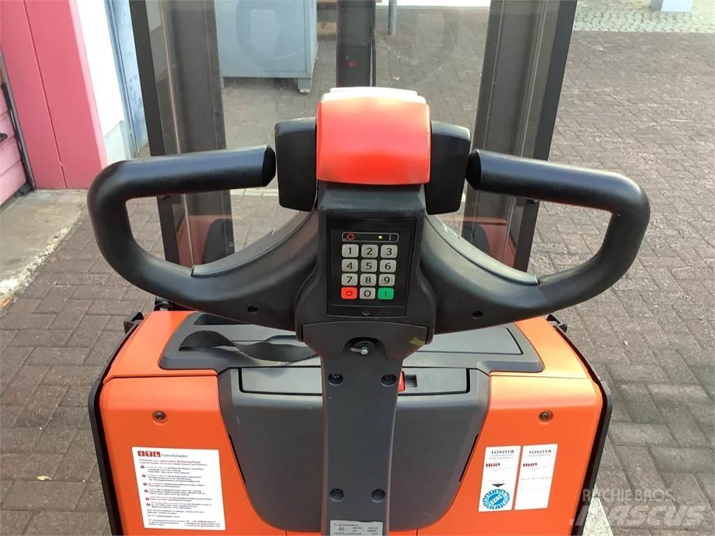 Toyota SWE120 Pedestrian stacker