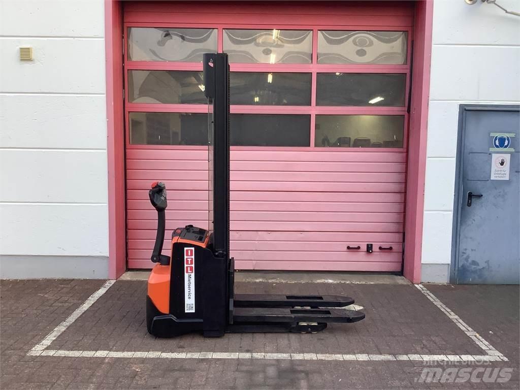 Toyota SWE120 Pedestrian stacker