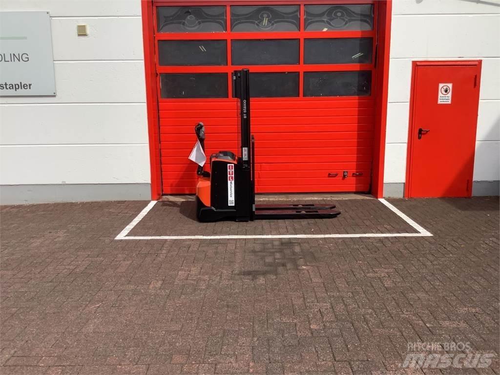 Toyota SWE120 Pedestrian stacker