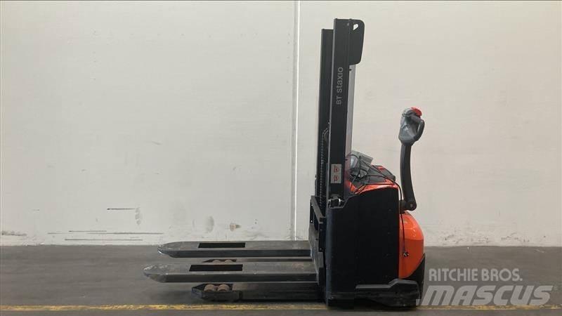 Toyota SWE120 Pedestrian stacker