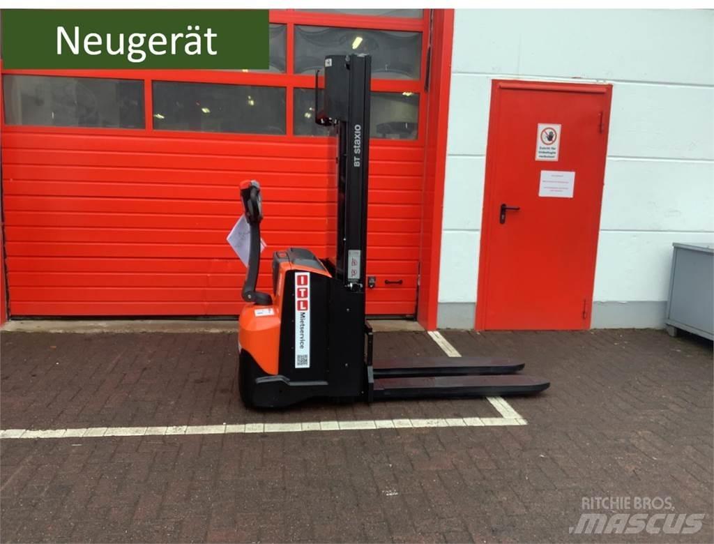 Toyota SWE120L Pedestrian stacker