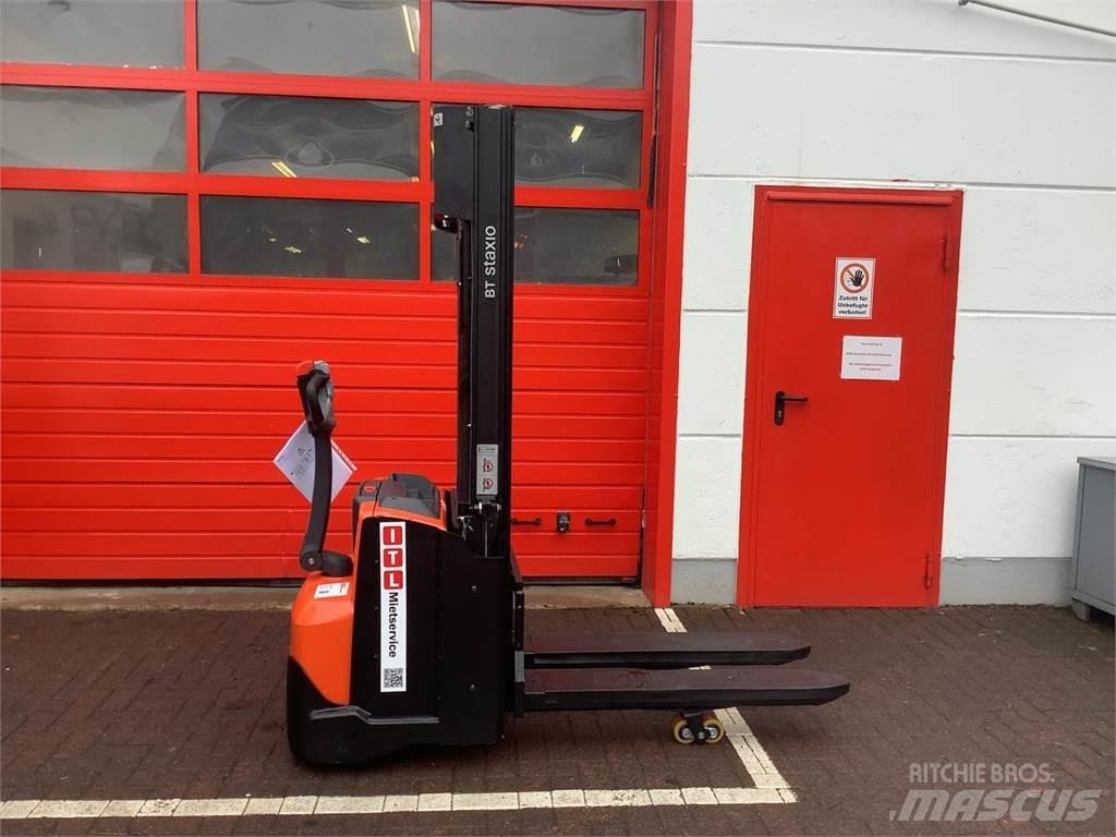 Toyota SWE120L Pedestrian stacker
