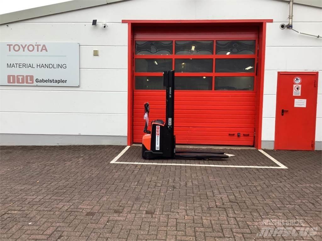 Toyota SWE120L Pedestrian stacker