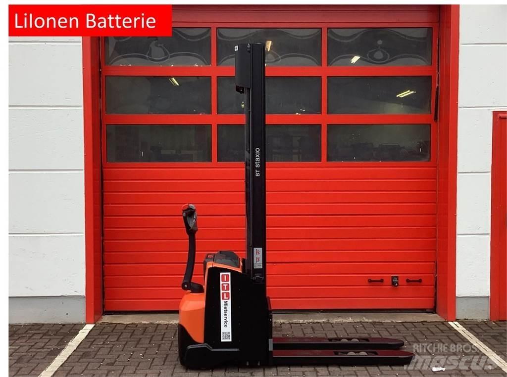 Toyota SWE120L Pedestrian stacker