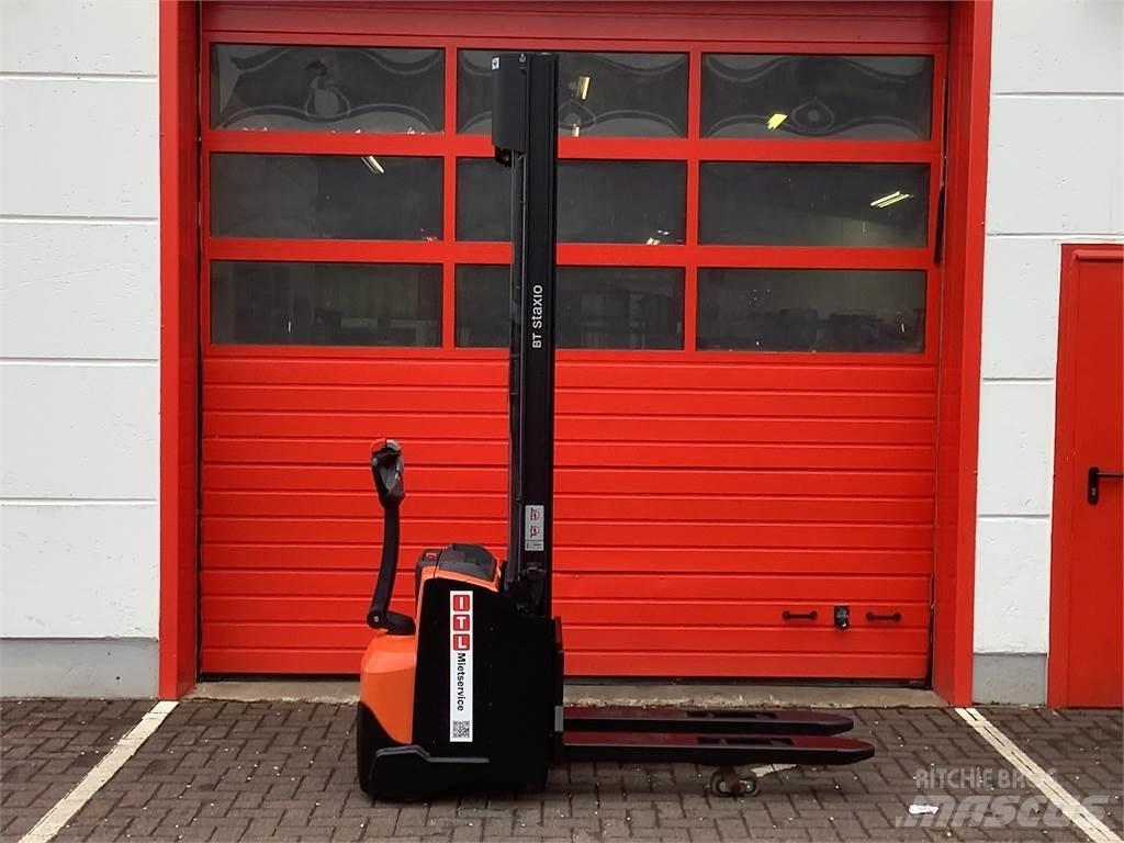 Toyota SWE120L Pedestrian stacker