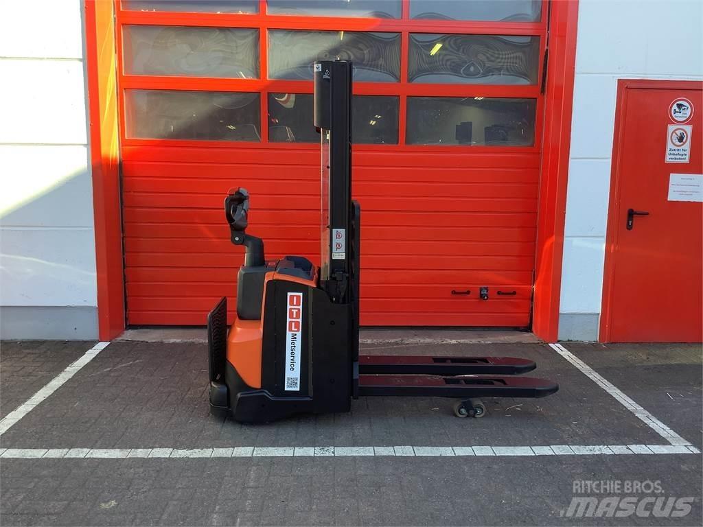 Toyota SWE120L Pedestrian stacker