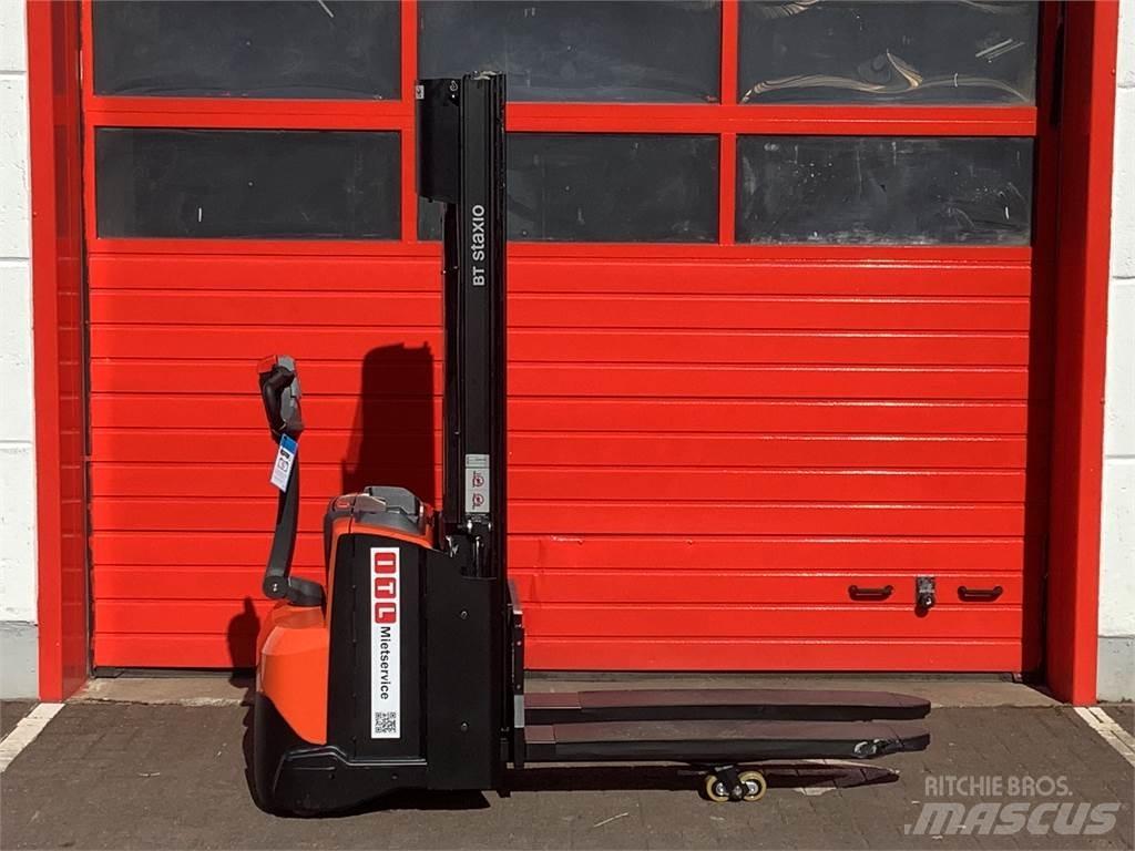 Toyota SWE120L Pedestrian stacker