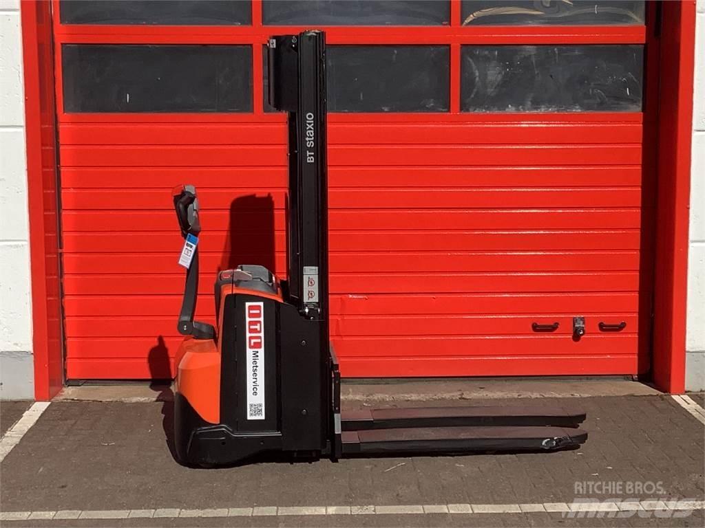 Toyota SWE120L Pedestrian stacker