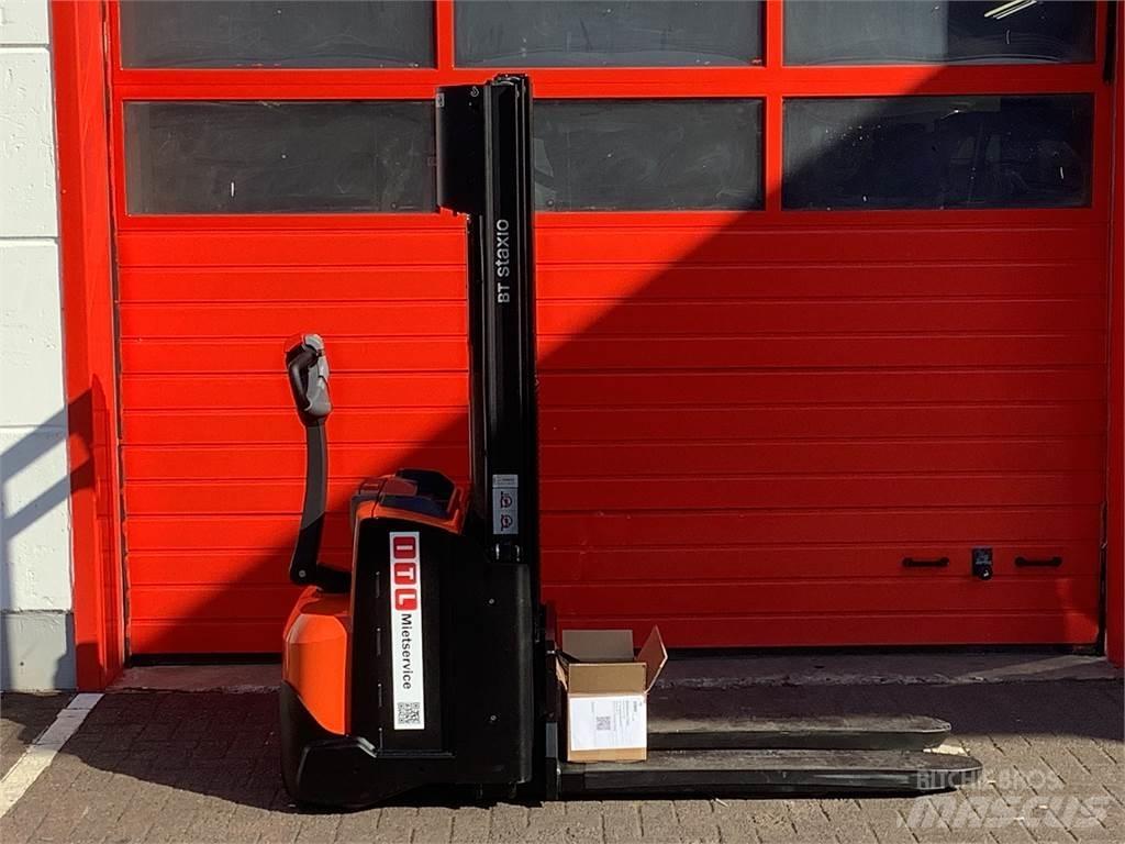 Toyota SWE120L Pedestrian stacker