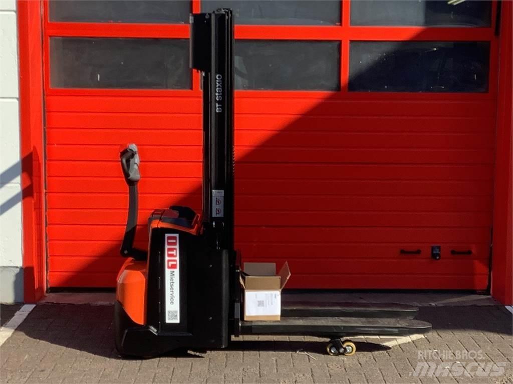 Toyota SWE120L Pedestrian stacker