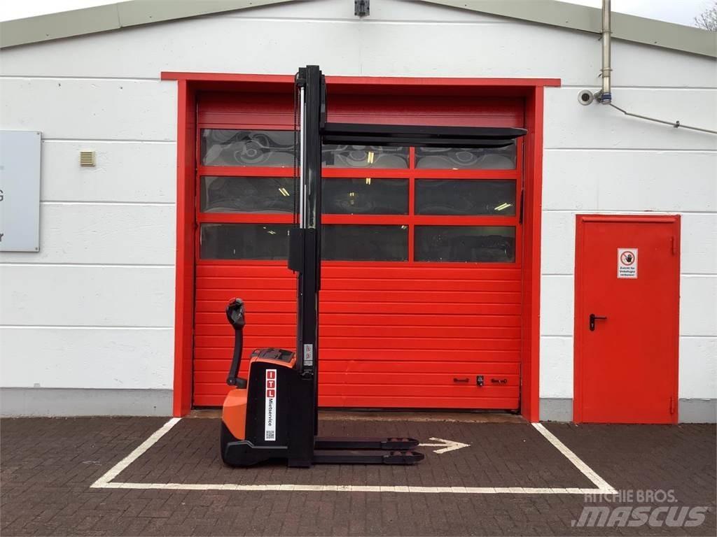 Toyota SWE140 Pedestrian stacker