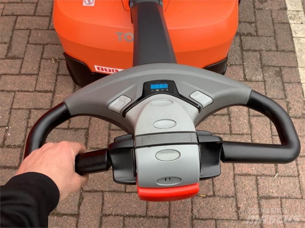 Toyota SWE140 Pedestrian stacker