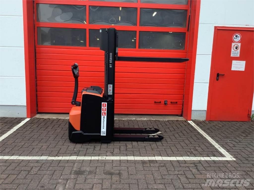 Toyota SWE140 Pedestrian stacker