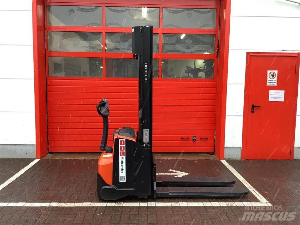 Toyota SWE140L Pedestrian stacker