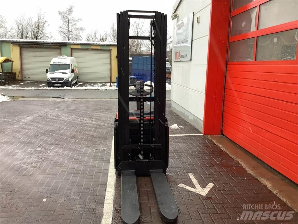 Toyota SWE140L Pedestrian stacker