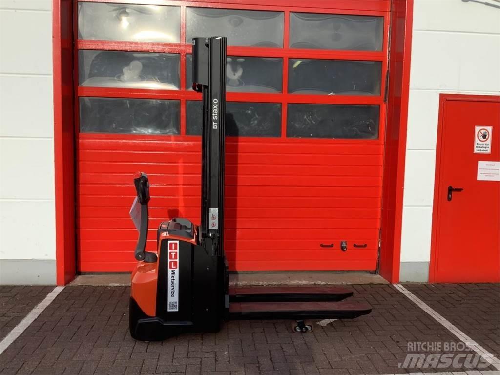 Toyota SWE140L Pedestrian stacker