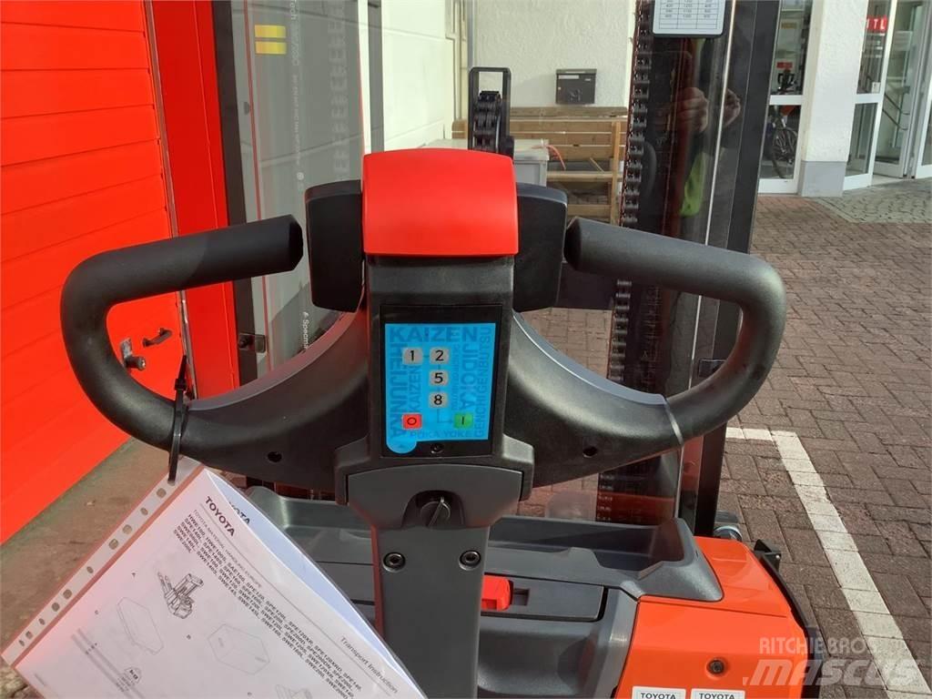 Toyota SWE140L Pedestrian stacker