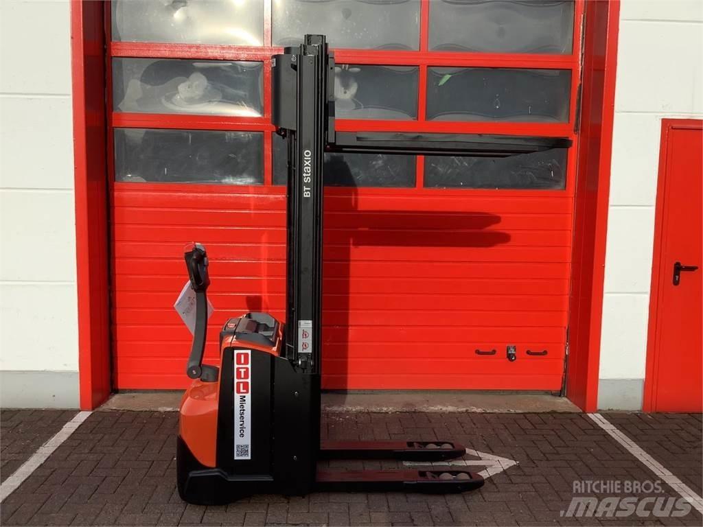 Toyota SWE140L Pedestrian stacker