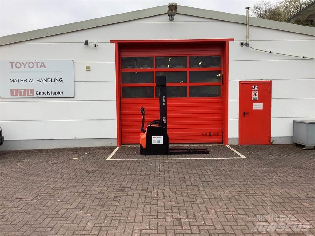 Toyota SWE145 Pedestrian stacker