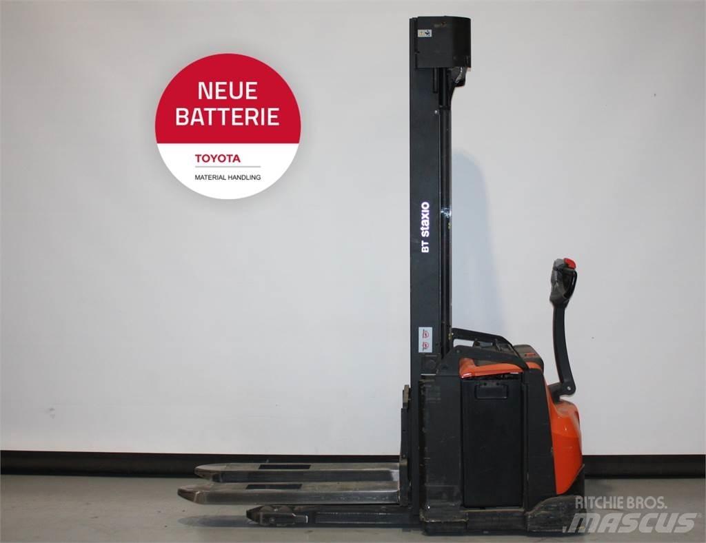 Toyota SWE160 Pedestrian stacker