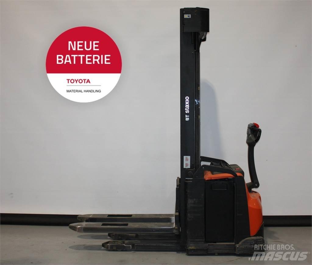 Toyota SWE160 Pedestrian stacker
