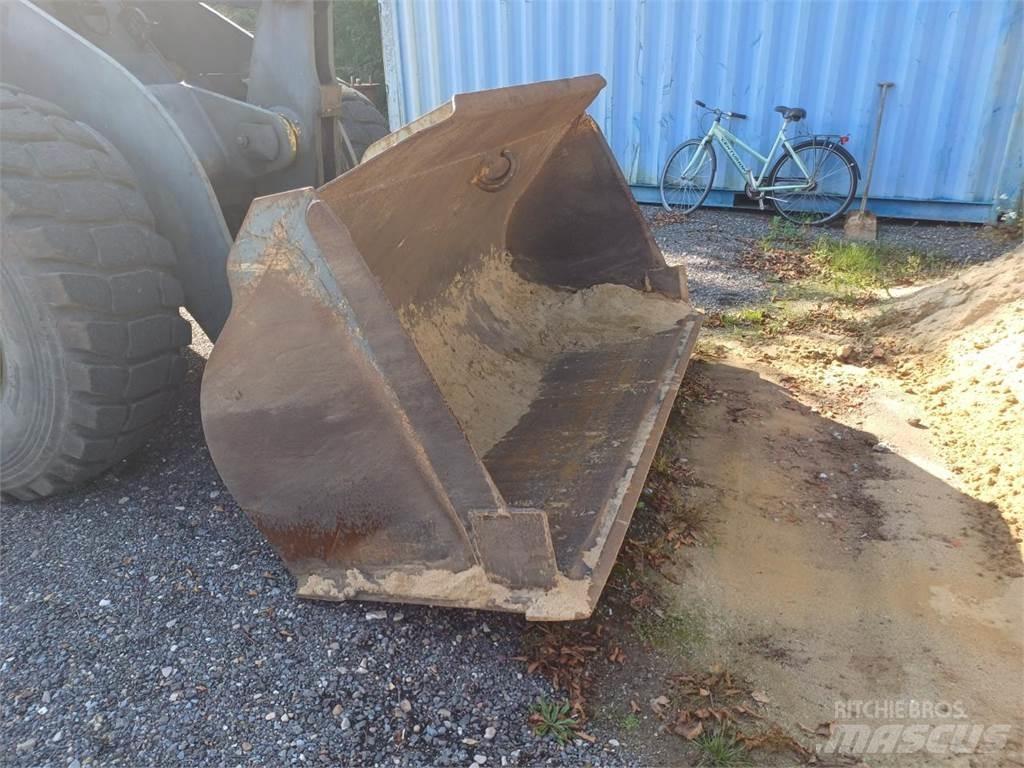 Komatsu WA270 Wheel loaders