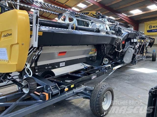 MacDon FD245 Combine harvester heads