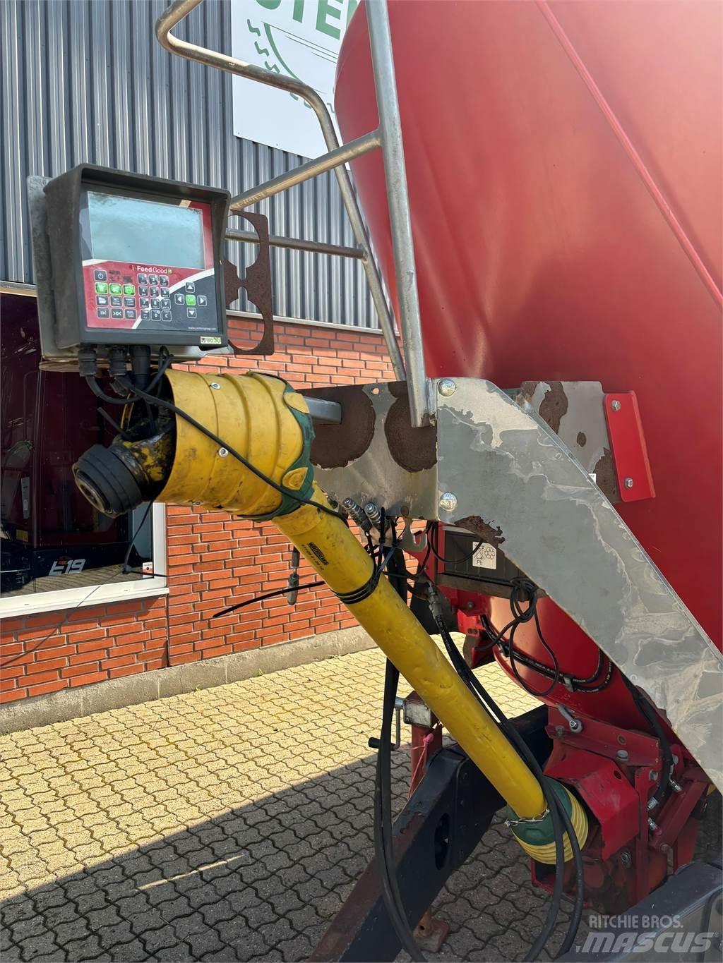Peecon 28 M3 Forage wagons