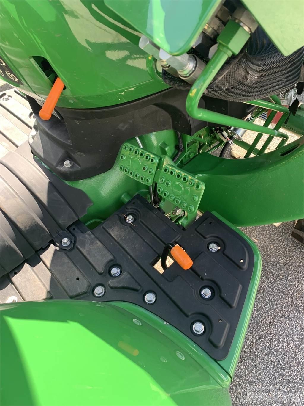 John Deere 3025D Compact tractors