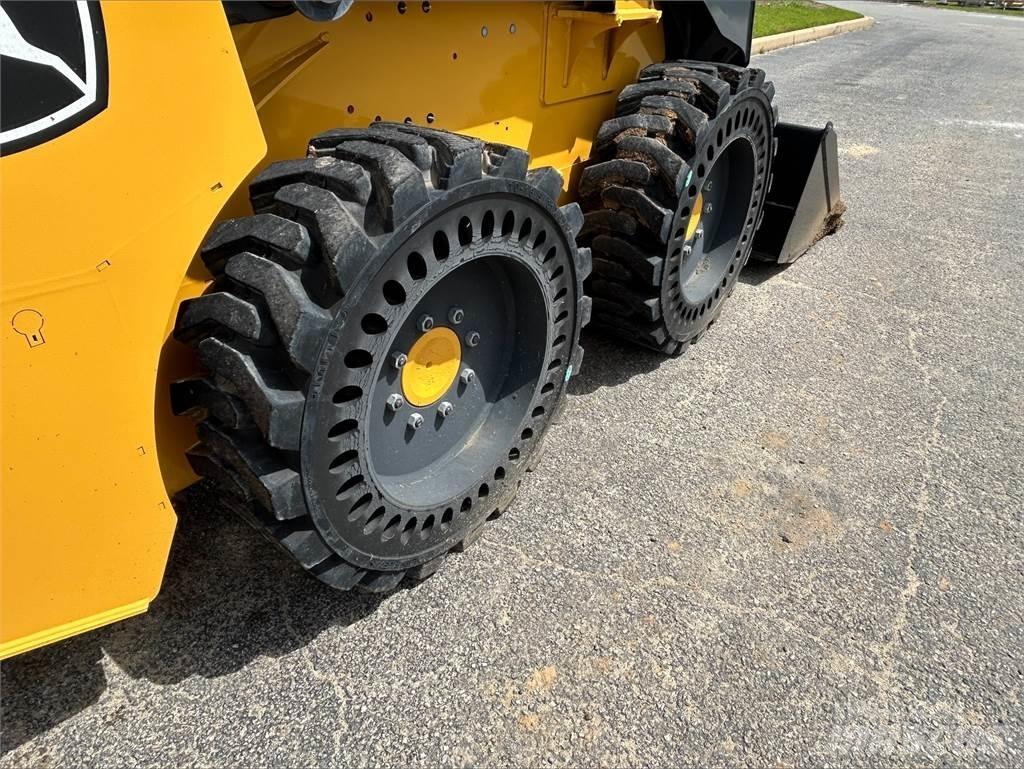 John Deere 318G Skid steer loaders