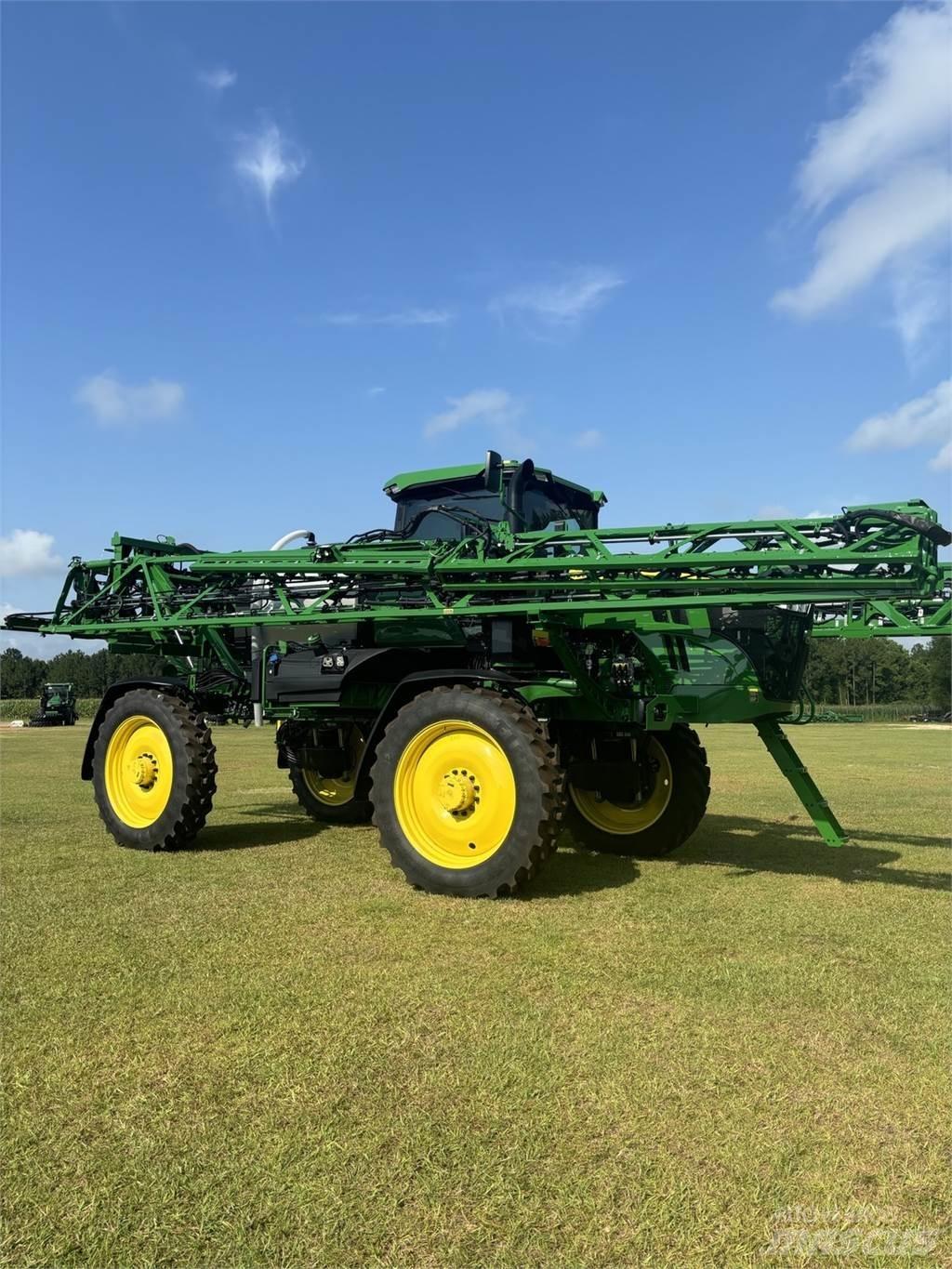 John Deere 410R Trailed sprayers