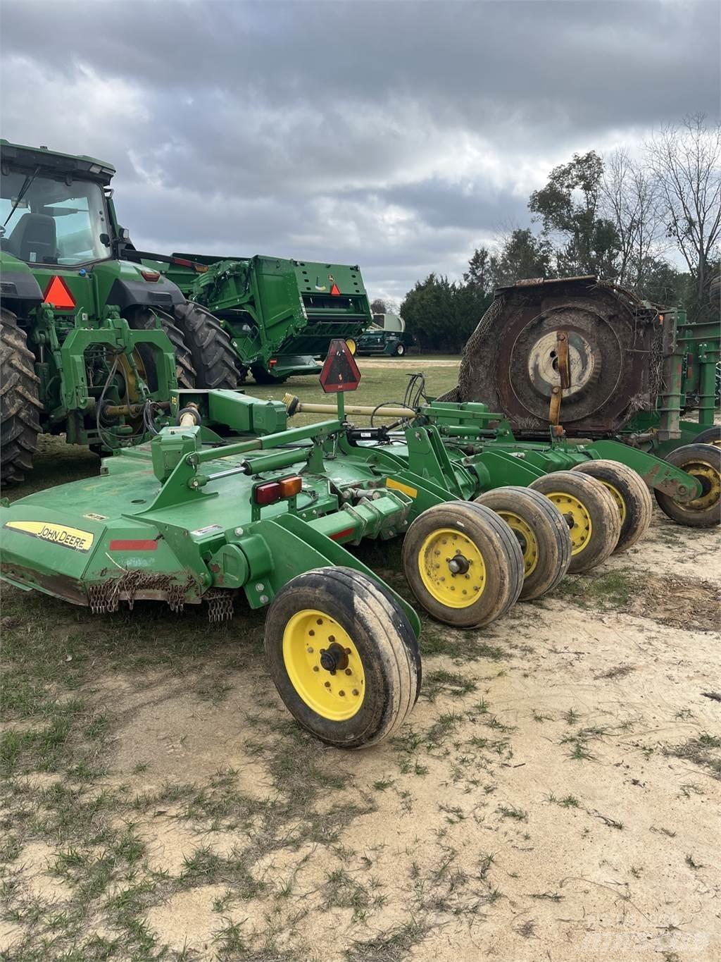 John Deere R15 Bale shredders, cutters and unrollers
