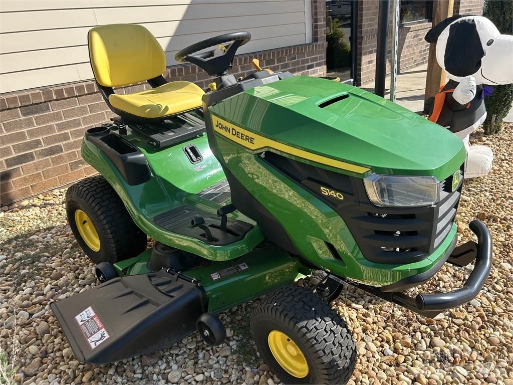 John Deere S140 Riding mowers