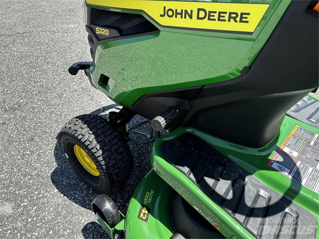 John Deere S220 Riding mowers