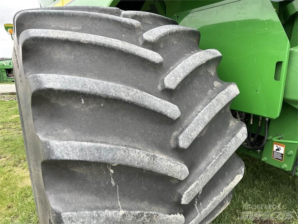 John Deere S680 Combine harvesters